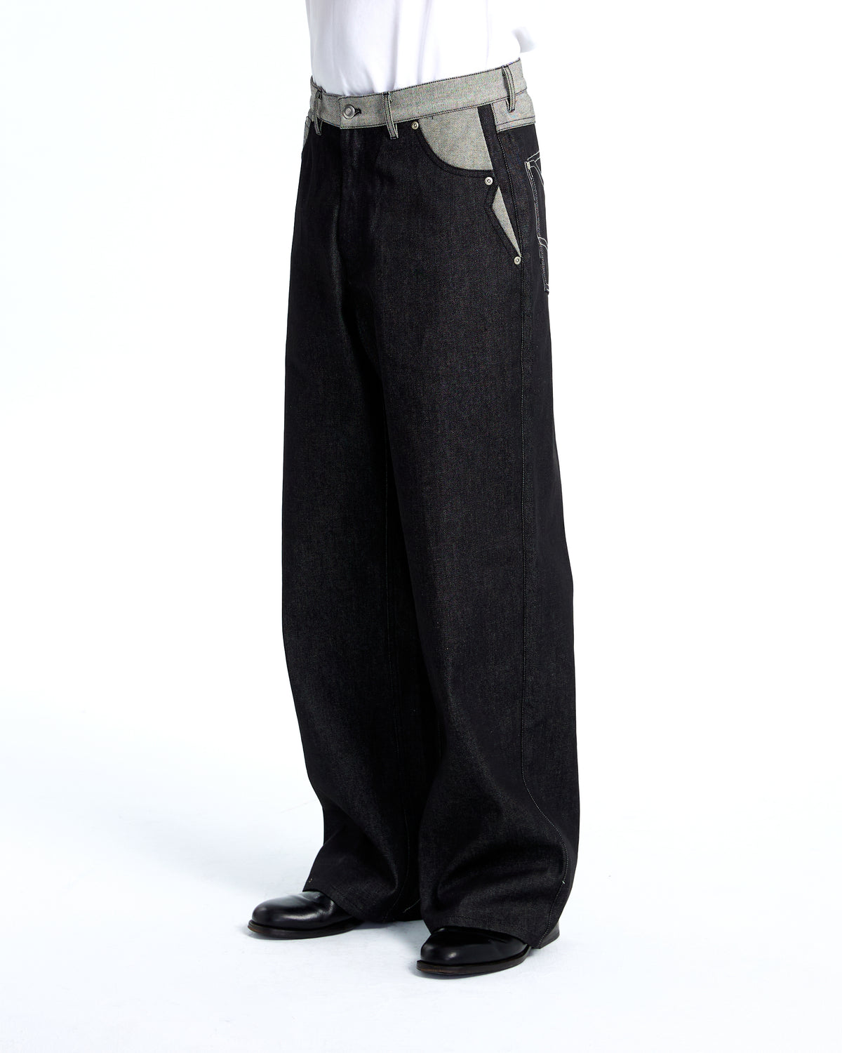 Curvy raw denim
