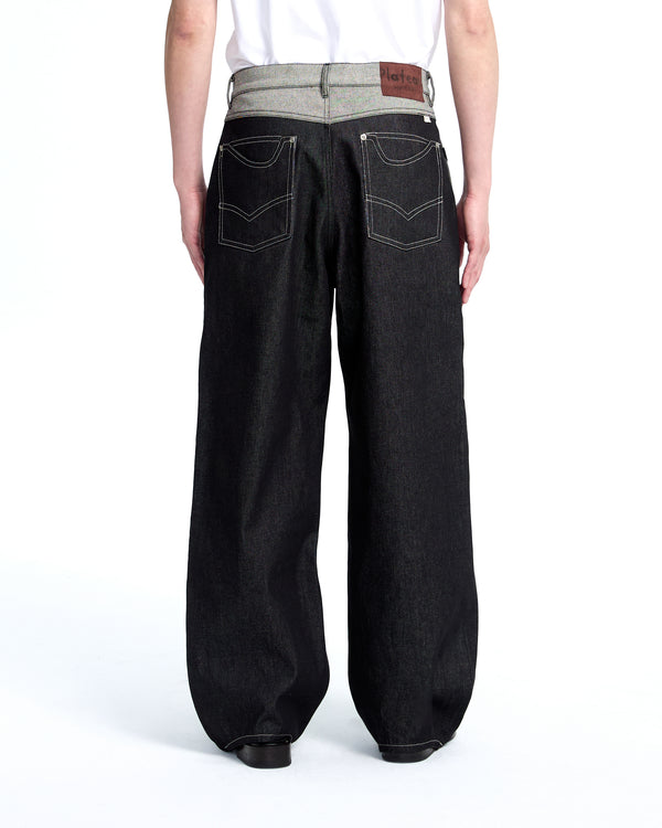 Curvy raw denim