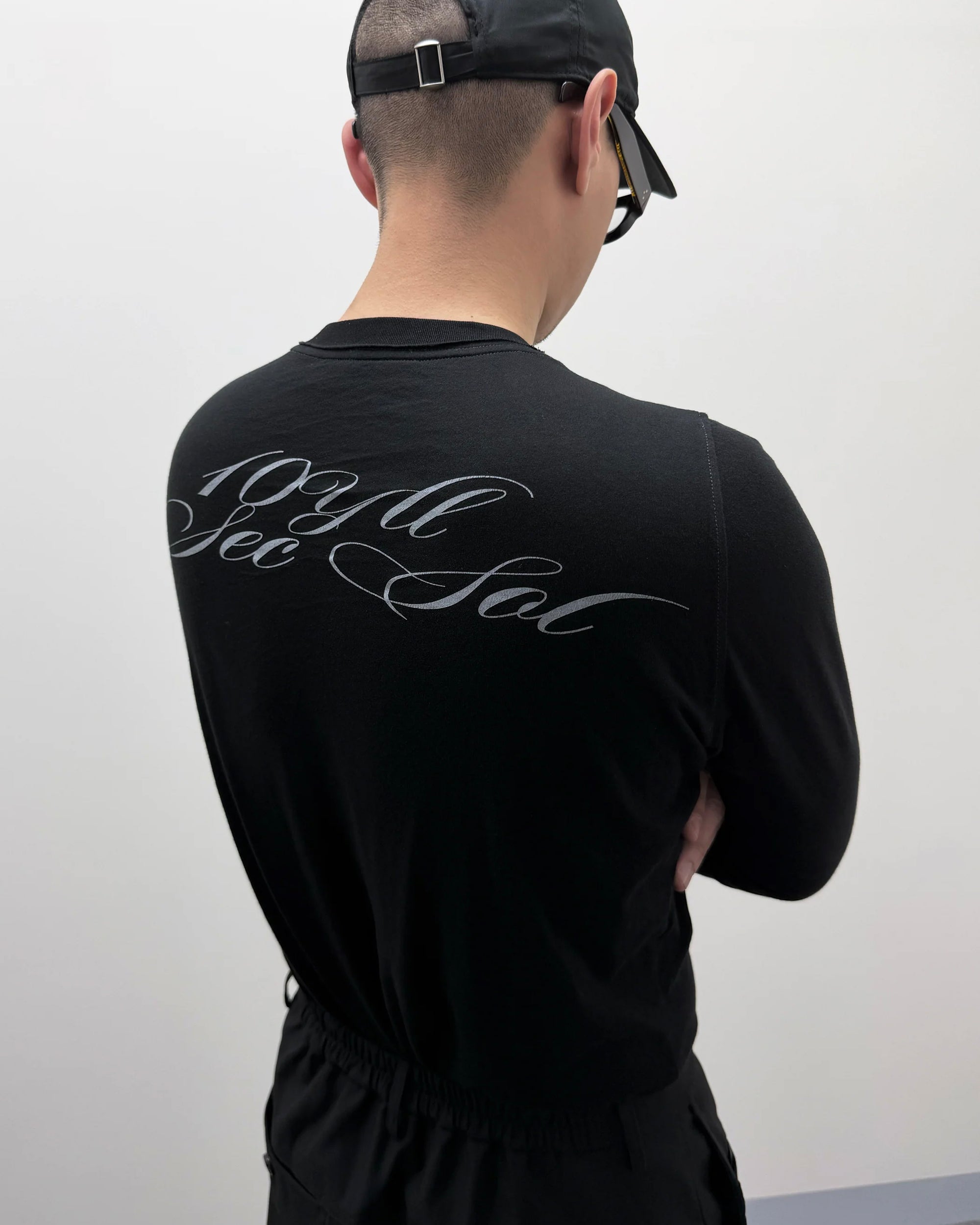1ds CURSIVE LOGO SKINNY LS TEE