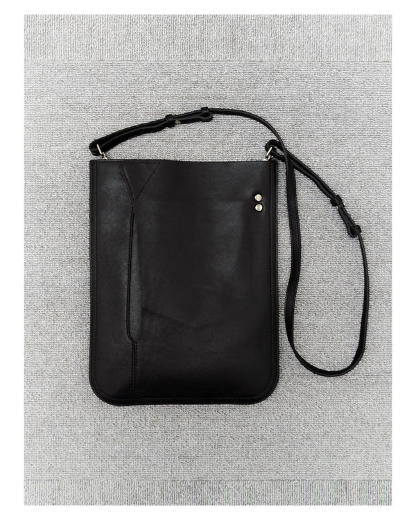 1ds DIMPLE FLAP CROSSBODY – BLACK CALF LEATHER