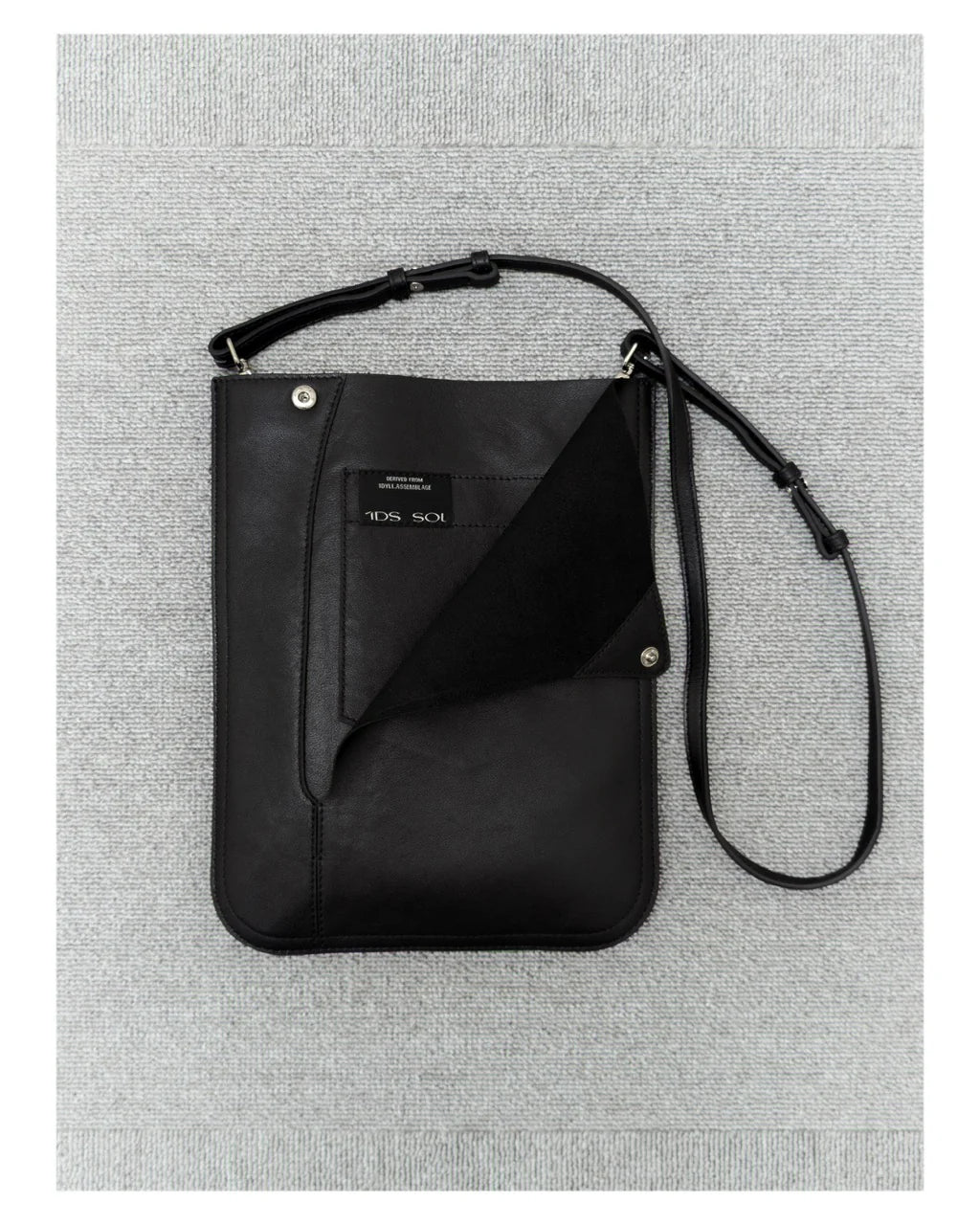 1ds DIMPLE FLAP CROSSBODY – BLACK CALF LEATHER