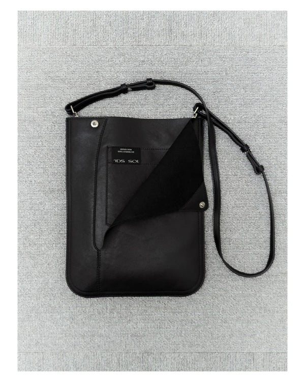 1ds DIMPLE FLAP CROSSBODY – BLACK CALF LEATHER
