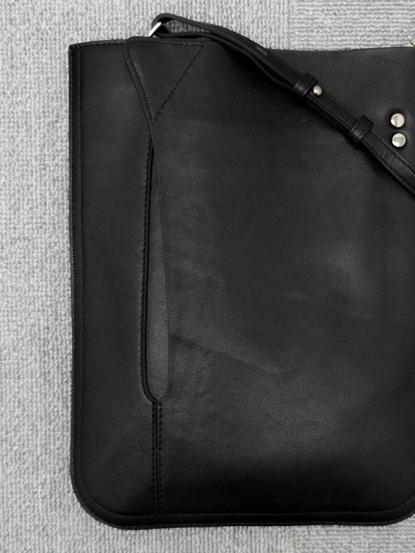 1ds DIMPLE FLAP CROSSBODY – BLACK CALF LEATHER